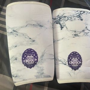 Brand New Never Been Used INAKA KNEE SLEEVES SIZE MEDIUM.